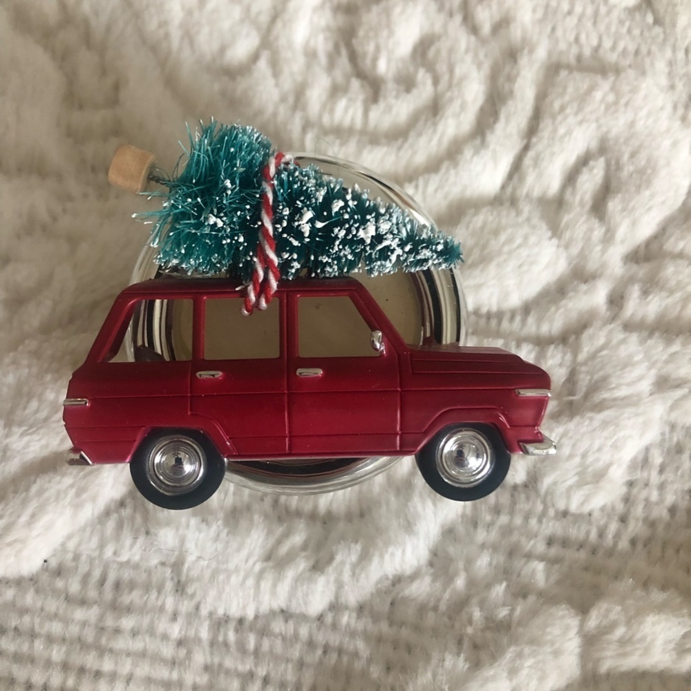 BATH & BODY SCENTPORTABLE RED CAR WITH TREE TIED TO TOP
